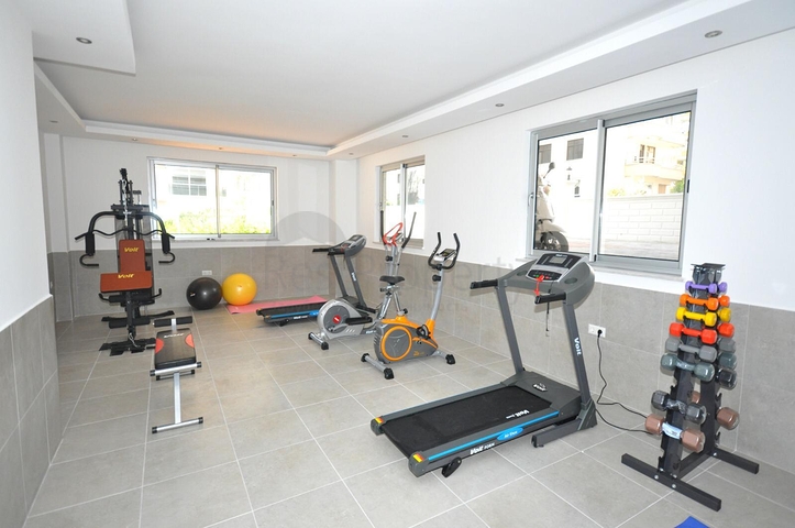 شقة تصميم غرفة وصالة ضمن مجمع سكني حديث في مهموتلار 