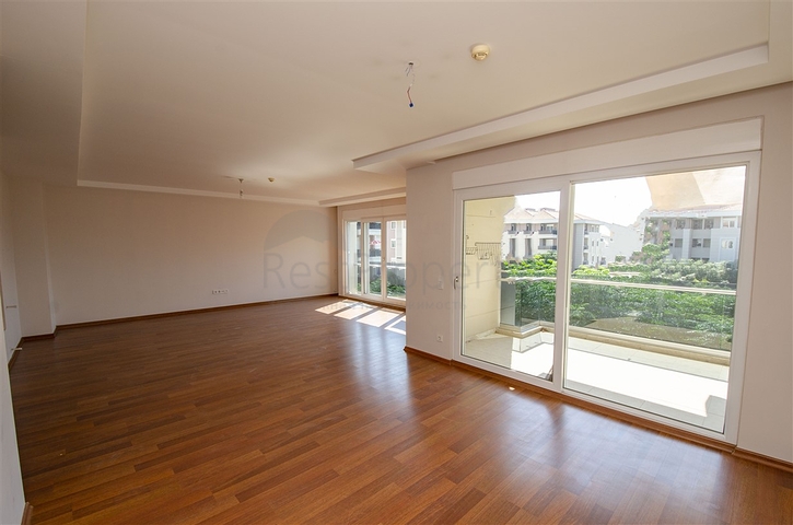 شقة فسيحة 4 + 1 في اونجلي كونيالتي أنطاليا 