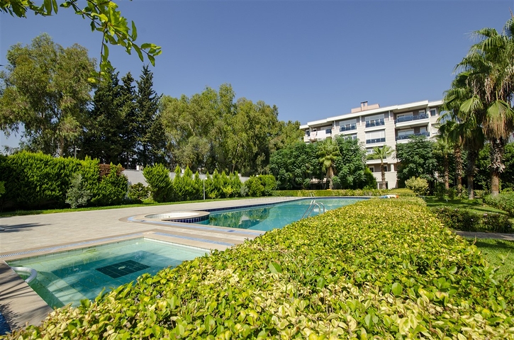 شقة فسيحة 4 + 1 في اونجلي كونيالتي أنطاليا 