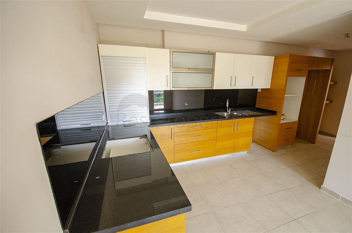 شقة فسيحة 4 + 1 في اونجلي كونيالتي أنطاليا 