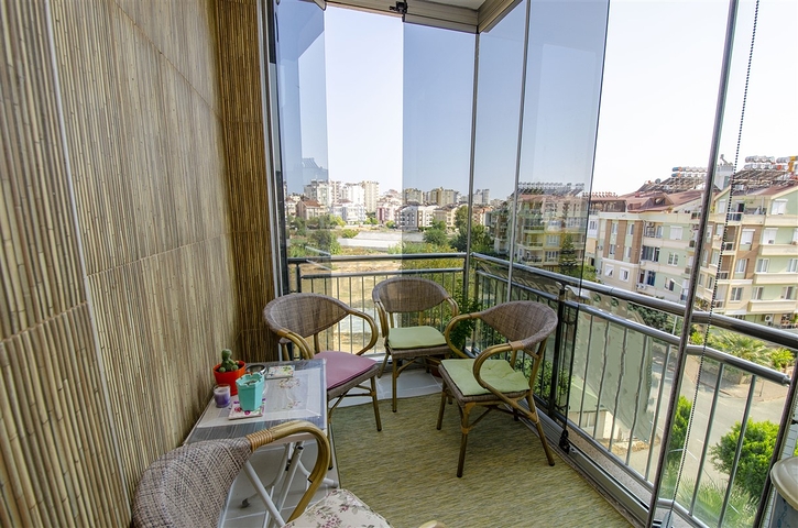  شقة واسعة 4+1 في منطقة اونجالي من كونيالتي أنطاليا