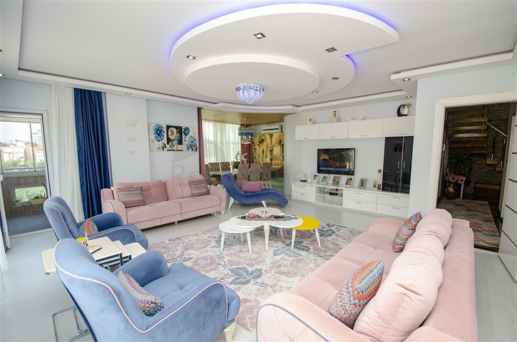  شقة واسعة 4+1 في منطقة اونجالي من كونيالتي أنطاليا