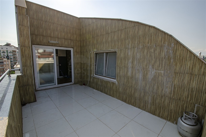  شقة واسعة 4+1 في منطقة اونجالي من كونيالتي أنطاليا