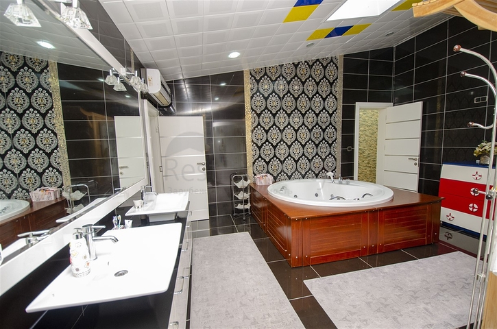  شقة واسعة 4+1 في منطقة اونجالي من كونيالتي أنطاليا