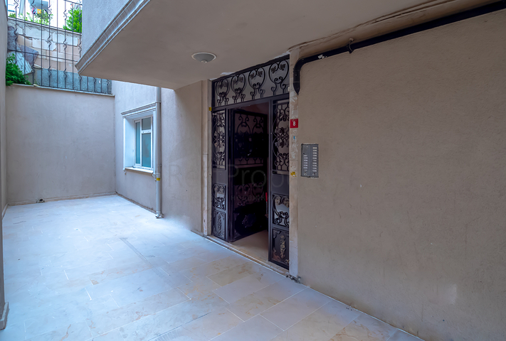 في مركز اسطنبول - بشيكتاش - دوبلكس خمس عرف وصالة مفروشة .