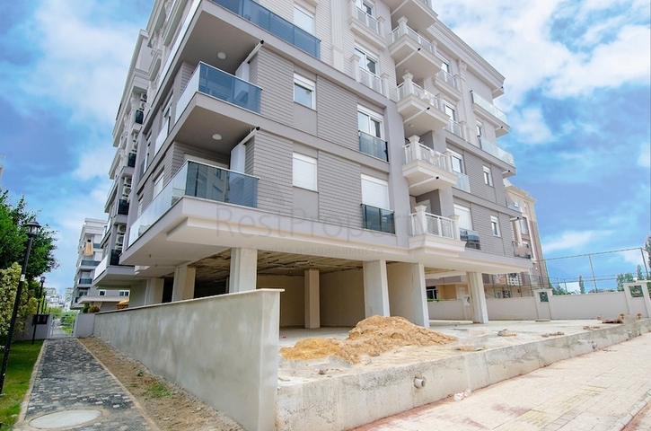  بيع متجر التجارية في كونيالتي أسفل مبنى سكني