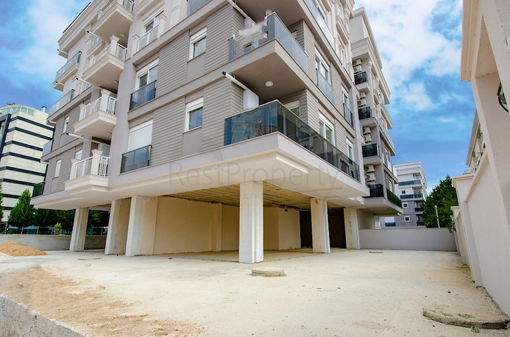  بيع متجر التجارية في كونيالتي أسفل مبنى سكني