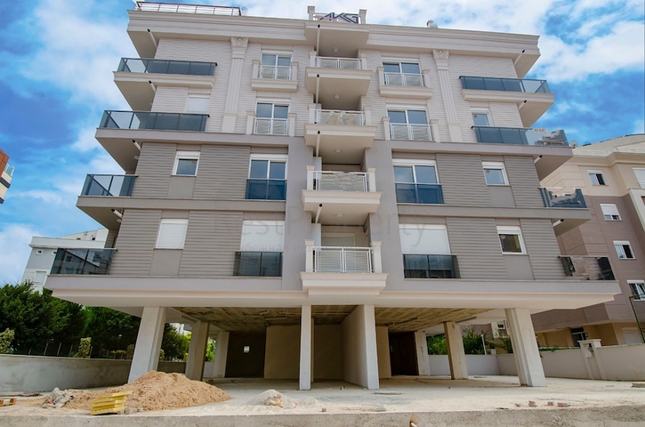  بيع متجر التجارية في كونيالتي أسفل مبنى سكني