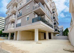  بيع متجر التجارية في كونيالتي أسفل مبنى سكني