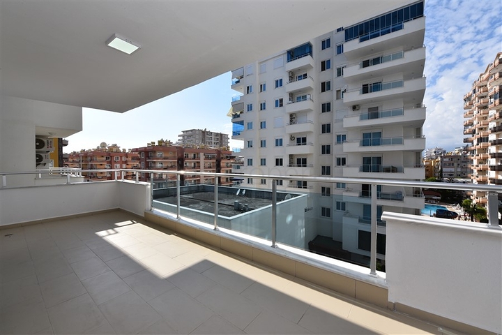 شقة غرفتين وصالة واسعة - ضمن مجمع سكني فاخر قريب من البحر 