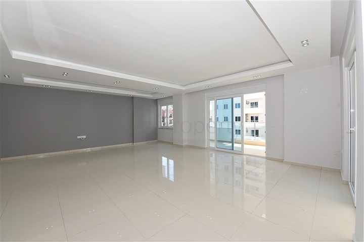 شقة غرفتين وصالة واسعة - ضمن مجمع سكني فاخر قريب من البحر 