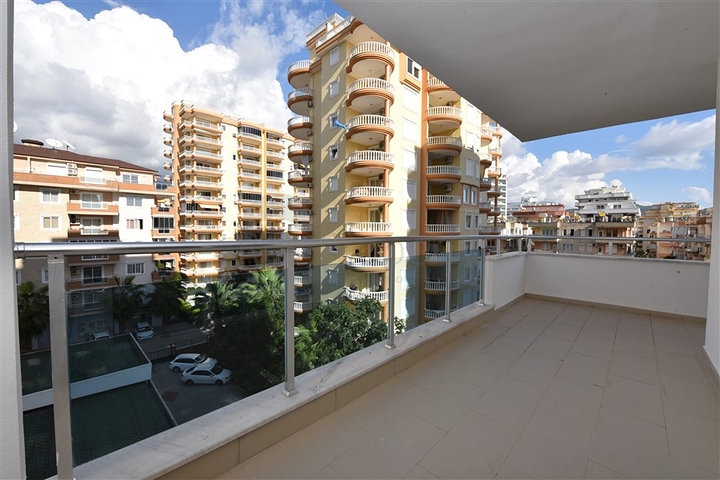 شقة غرفتين وصالة واسعة - ضمن مجمع سكني فاخر قريب من البحر 