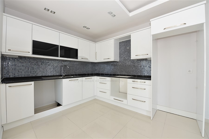 شقة غرفتين وصالة واسعة - ضمن مجمع سكني فاخر قريب من البحر 