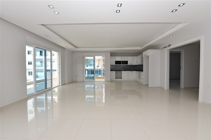 شقة غرفتين وصالة واسعة - ضمن مجمع سكني فاخر قريب من البحر 