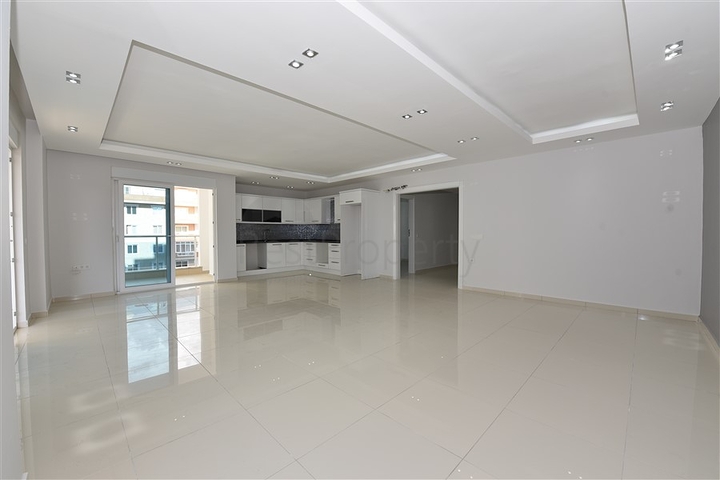 شقة غرفتين وصالة واسعة - ضمن مجمع سكني فاخر قريب من البحر 