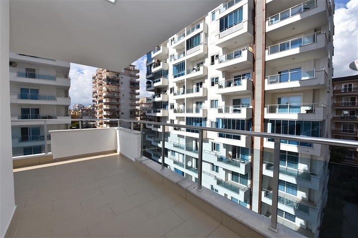 شقة غرفتين وصالة واسعة - ضمن مجمع سكني فاخر قريب من البحر 