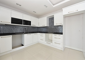 شقة غرفتين وصالة واسعة - ضمن مجمع سكني فاخر قريب من البحر 