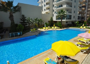 شقة غرفتين وصالة واسعة - ضمن مجمع سكني فاخر قريب من البحر 