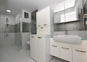 شقة غرفتين وصالة واسعة - ضمن مجمع سكني فاخر قريب من البحر 