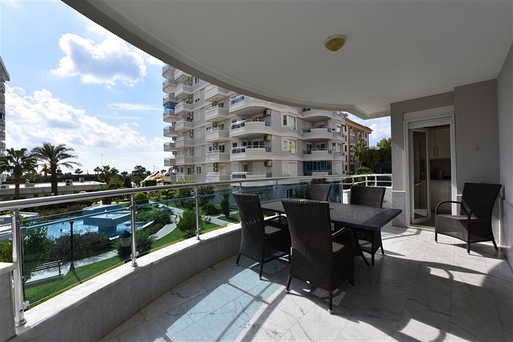 اول خط على البحر - شقة مفروشة ثلاث غرف وصالة في توسمور / الانيا 