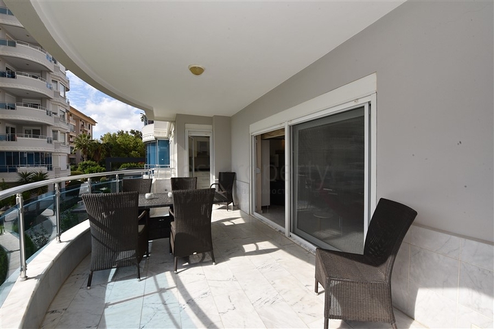 اول خط على البحر - شقة مفروشة ثلاث غرف وصالة في توسمور / الانيا 