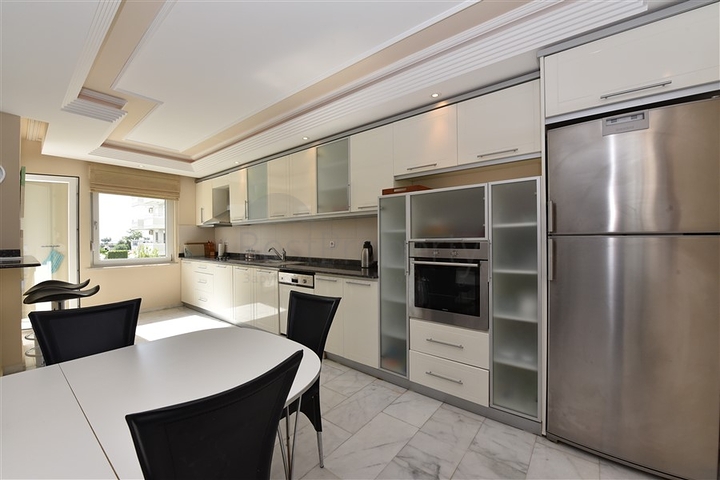 اول خط على البحر - شقة مفروشة ثلاث غرف وصالة في توسمور / الانيا 