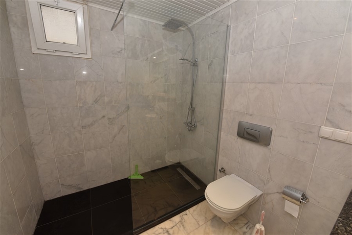 اول خط على البحر - شقة مفروشة ثلاث غرف وصالة في توسمور / الانيا 