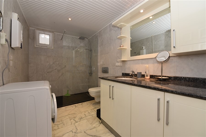 اول خط على البحر - شقة مفروشة ثلاث غرف وصالة في توسمور / الانيا 