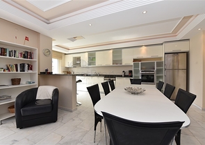 اول خط على البحر - شقة مفروشة ثلاث غرف وصالة في توسمور / الانيا 