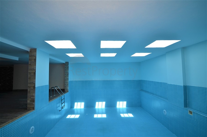 شقة فاخرة من تصميم  غرفة وصالة مؤثثة ضمن مجمع خمس نجوم في مهموتلار / الانيا 