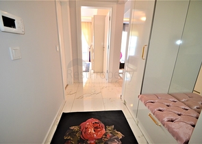 شقة فاخرة من تصميم  غرفة وصالة مؤثثة ضمن مجمع خمس نجوم في مهموتلار / الانيا 