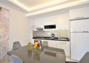 شقة فاخرة من تصميم  غرفة وصالة مؤثثة ضمن مجمع خمس نجوم في مهموتلار / الانيا 