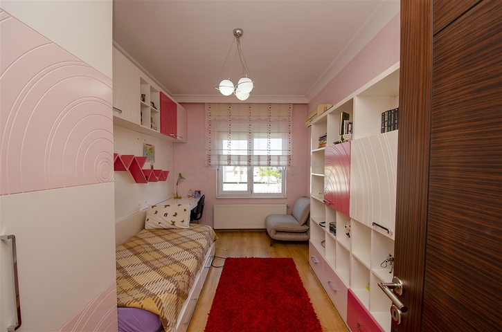 شقة دوبلكس 5 + 1 مع الأثاث في ليمان كونيالتي