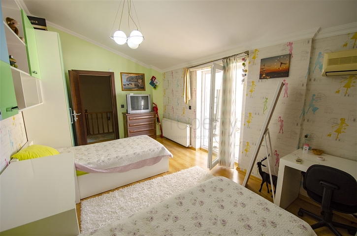 شقة دوبلكس 5 + 1 مع الأثاث في ليمان كونيالتي