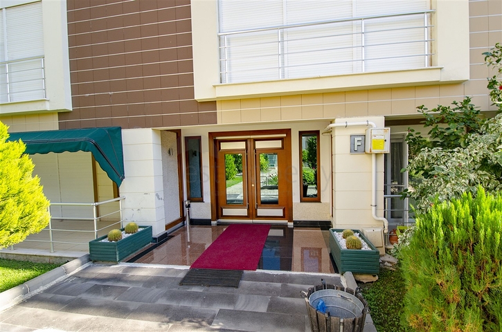 شقة دوبلكس 5 + 1 مع الأثاث في ليمان كونيالتي