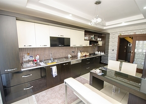 شقة دوبلكس 5 + 1 مع الأثاث في ليمان كونيالتي