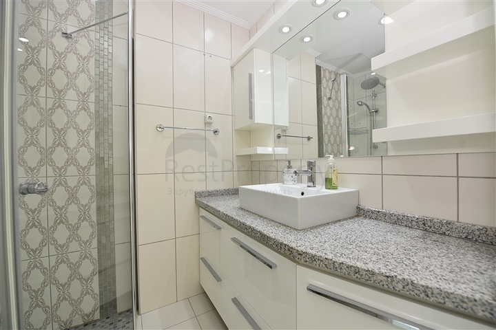 خط اول على البحر - شقة غرفتين وصالة ضمن مجمع سكني حديث في كاستل / الانيا 