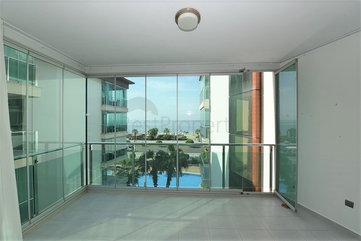 خط اول على البحر - شقة غرفتين وصالة ضمن مجمع سكني حديث في كاستل / الانيا 