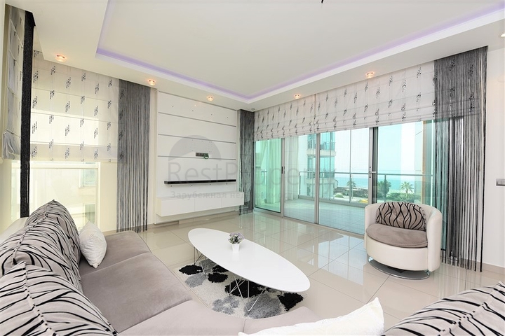 خط اول على البحر - شقة غرفتين وصالة ضمن مجمع سكني حديث في كاستل / الانيا 