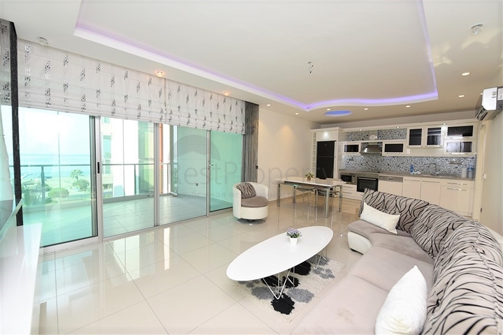 خط اول على البحر - شقة غرفتين وصالة ضمن مجمع سكني حديث في كاستل / الانيا 