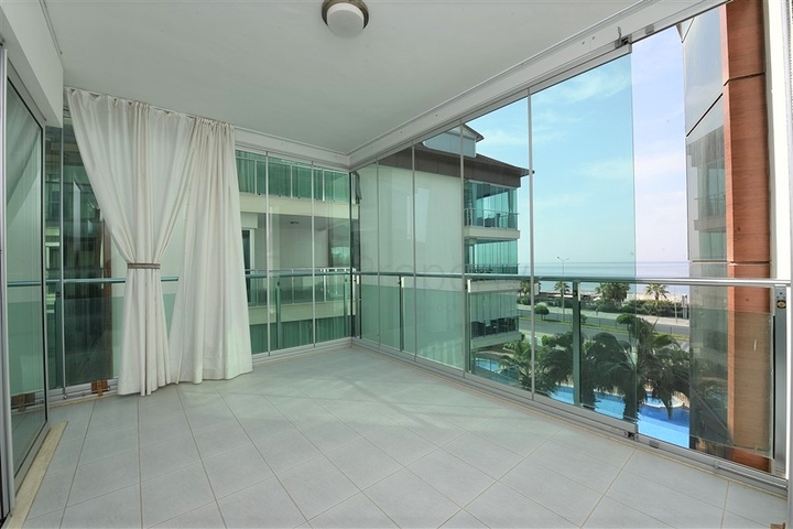 خط اول على البحر - شقة غرفتين وصالة ضمن مجمع سكني حديث في كاستل / الانيا 