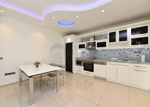 خط اول على البحر - شقة غرفتين وصالة ضمن مجمع سكني حديث في كاستل / الانيا 