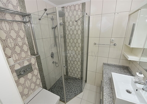 خط اول على البحر - شقة غرفتين وصالة ضمن مجمع سكني حديث في كاستل / الانيا 