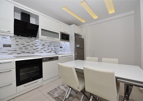 شقة مفروشة من تصميم غرفة وصالة ضمن مجمع خمس نجوم في الانيا 