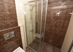 شقة مفروشة من تصميم غرفة وصالة ضمن مجمع خمس نجوم في الانيا 