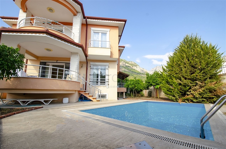 فيلا منفصلة 3 + 1 مع الأثاث في جوينوك كيمير