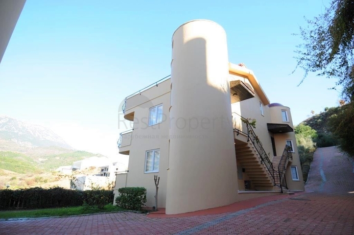 ضمن مجمع خمس نجوم - فيلا صغيرة للبيع بسعر مميز - الانيا 