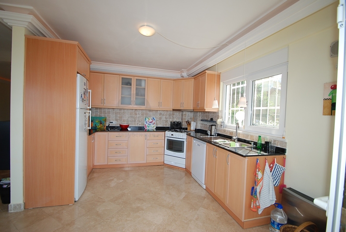 شقة عائلية واسعة - باطلالة خلابة - في الانيا 