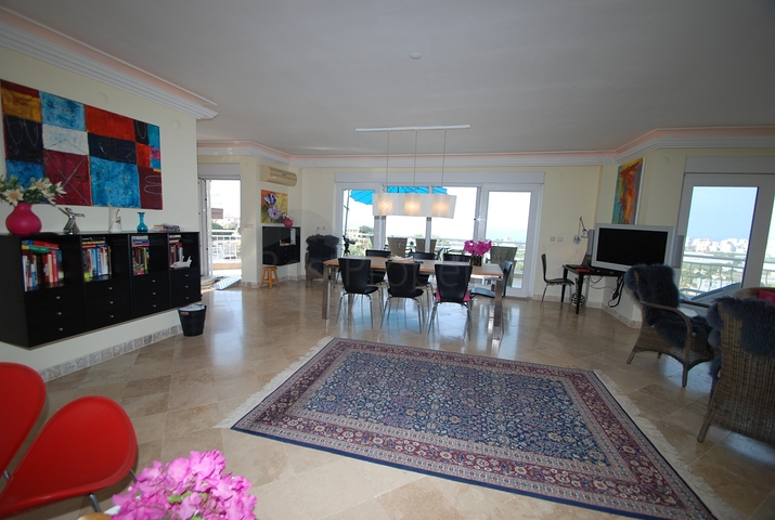 شقة عائلية واسعة - باطلالة خلابة - في الانيا 