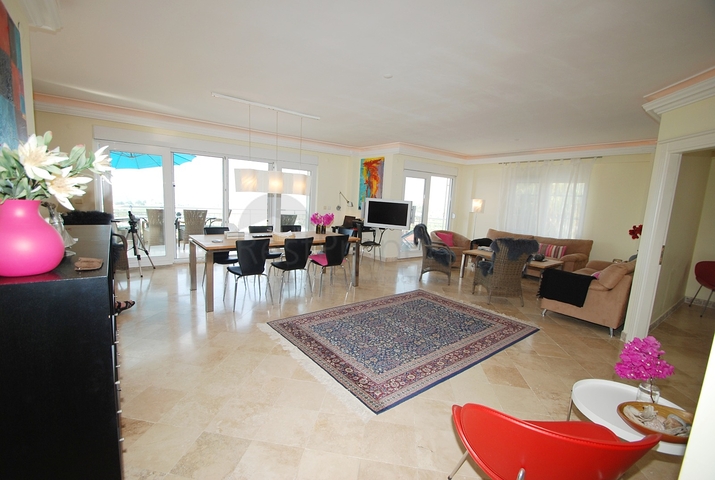 شقة عائلية واسعة - باطلالة خلابة - في الانيا 